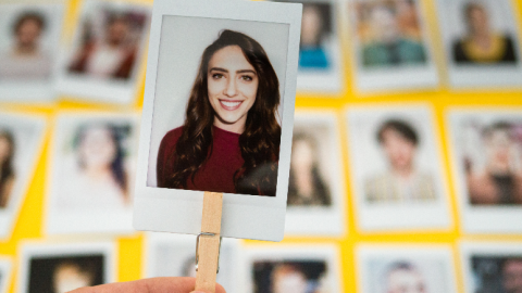 Une photo d'identité d'une femme ressort sur un tas de Des photos d'identité