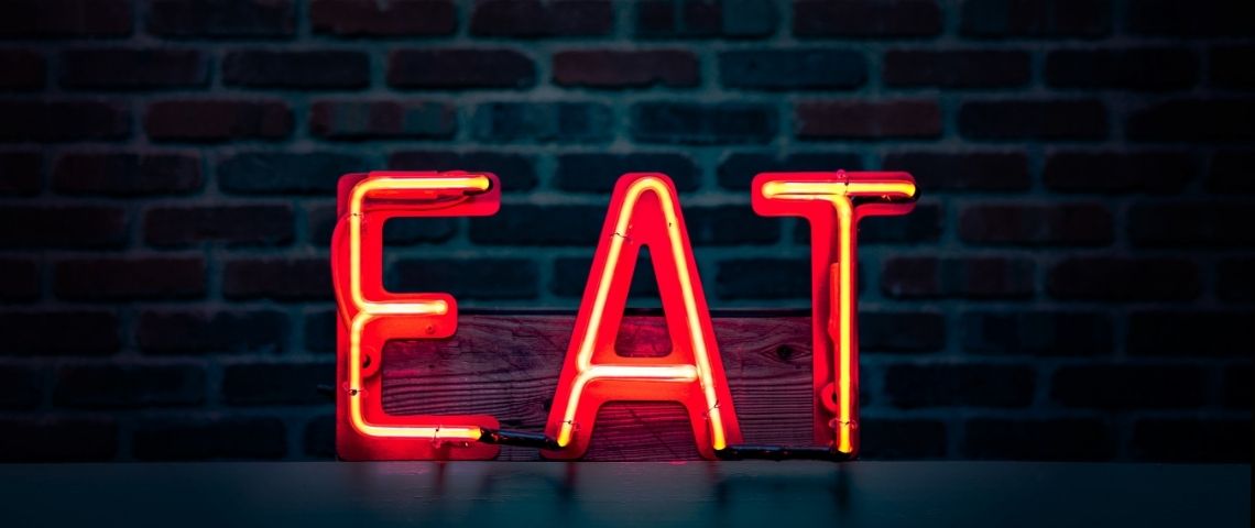 Just Eat recrutera 4 500 livreurs en CDI en 2021 pour sécuriser ce métier Eat en lettres lumineuses