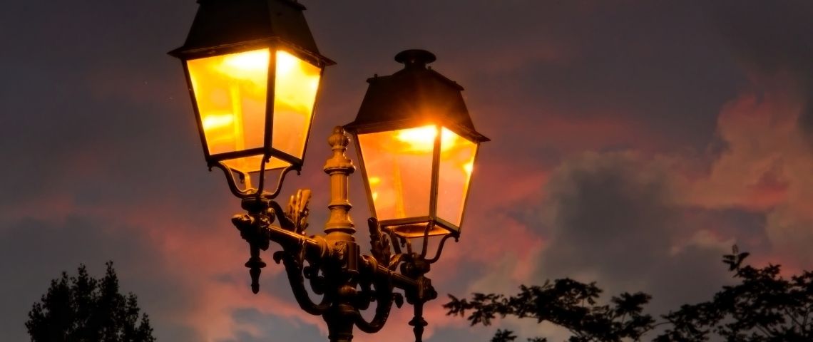 À Pont-de-l'arche, on allume les lampadaires avec l'application mobile J'allume ma rue Des lampadaires dans une rue