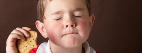 La communauté reddit où on s'échange des friandises Un petit garçon qui mange un gâteau en fermant les yeux