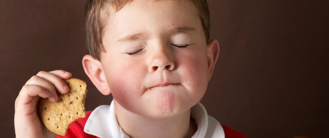 La communauté reddit où on s'échange des friandises Un petit garçon qui mange un gâteau en fermant les yeux
