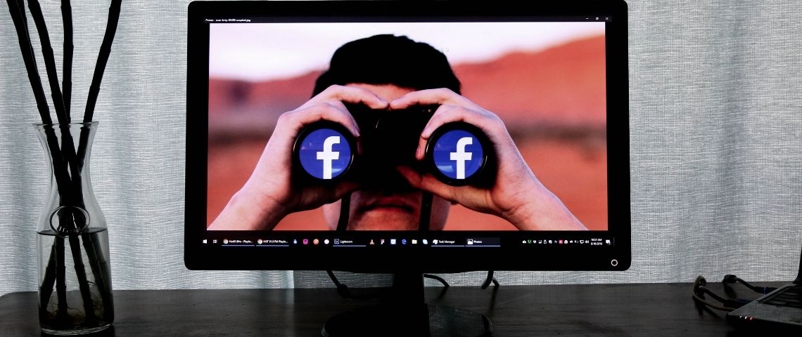 Comment augmenter l’efficacité des campagnes Facebook Ads grâce au machine learning ? Facebook sur un ordinateur