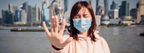 Dans les coulisses de la machine technologique qui censure le Tik Tok chinois Une femme fait le signe stop de la main à Shanghai