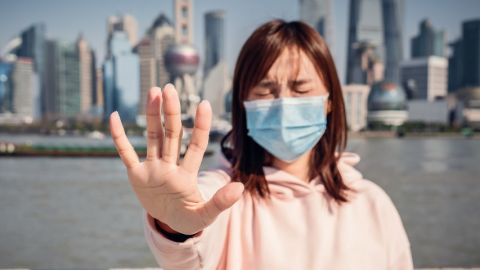 Une femme fait le signe stop de la main à Shanghai