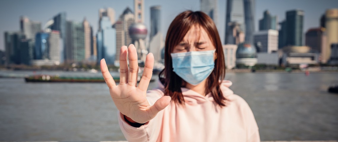 Dans les coulisses de la machine technologique qui censure le Tik Tok chinois Une femme fait le signe stop de la main à Shanghai