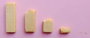 Gauffrettes sur fond rose organisées comme un graphique à barre décroissant