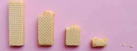 Télétravail : - on organise le travail avec des métriques dictés par des logiciels - Gauffrettes sur fond rose organisées comme un graphique à barre décroissant