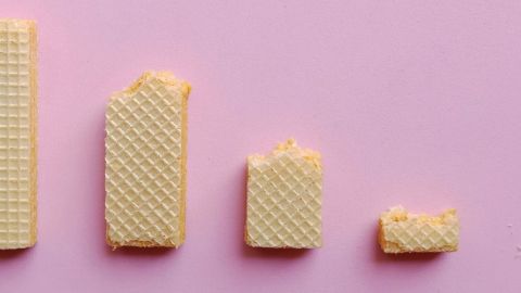 Gauffrettes sur fond rose organisées comme un graphique à barre décroissant