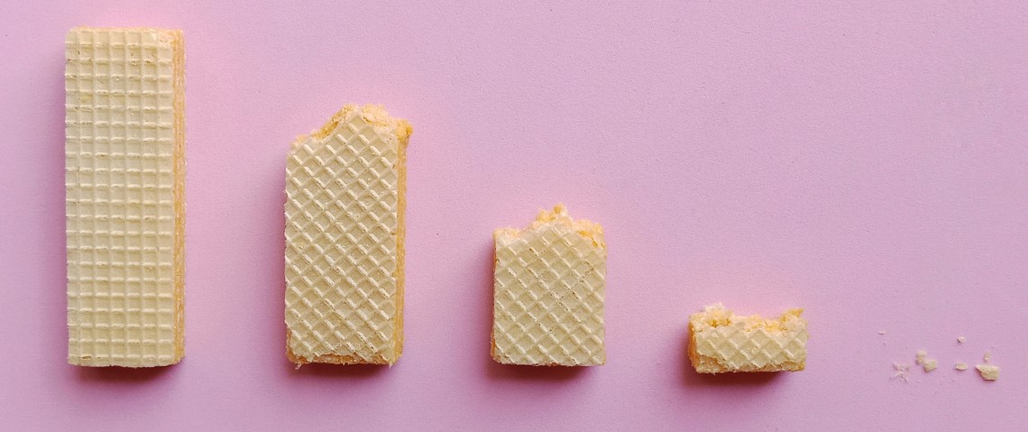 Télétravail : - on organise le travail avec des métriques dictés par des logiciels - Gauffrettes sur fond rose organisées comme un graphique à barre décroissant