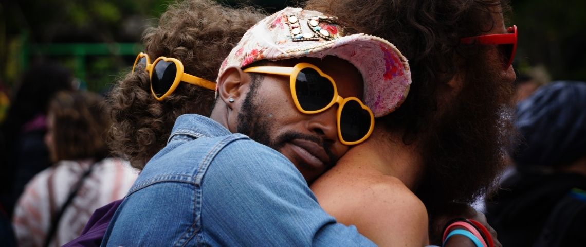 En 2021, Getty Images fera un don de milliers de photos portant sur l'Histoire des Noirs qui seront accessibles à des fins non commerciale. Homme noir avec des lunettes en forme de coeur, serrant dans es bras un homme blanc