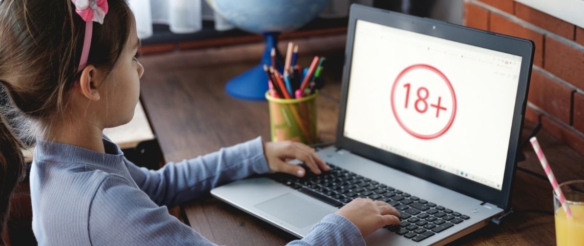 Le Gouvernement lance le site www.jeprotegemonenfant.gouv.fr pour lutter contre l’exposition des enfants à la pornographie en ligne. Pettie fille devant l'écran d'un ordinateur avec la mention 18+