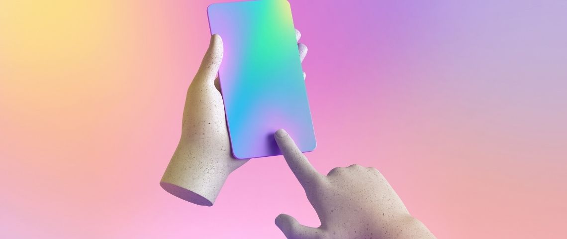 L’immersive design à l’heure du Covid, ou comment recréer une expérience client ? Un téléphone multicolor