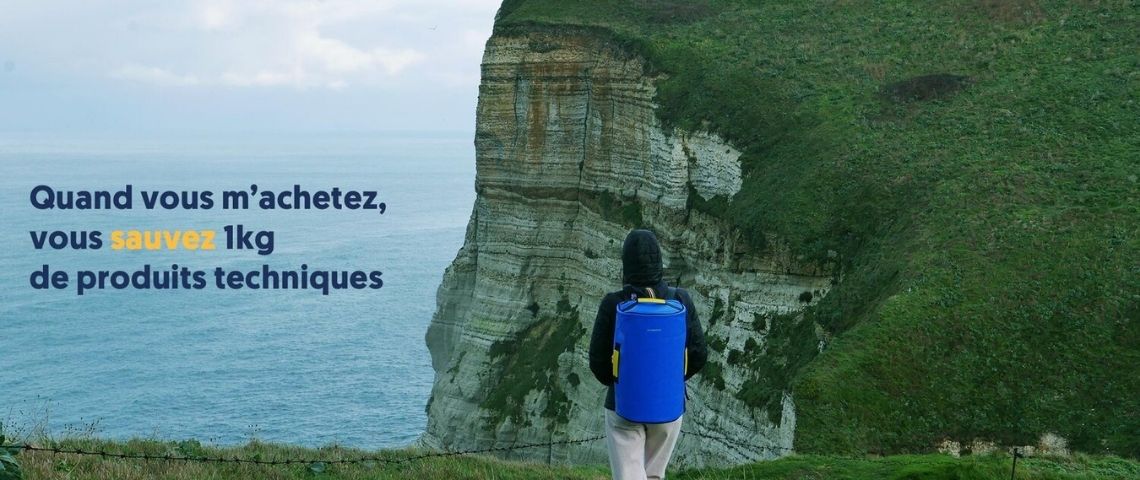 La start-up française « La virgule » et Indra Automobile Recycling s'associent pour le recyclage des ceintures de sécurité en guise de bretelles de sac à dos Jeune femme avec un sac à dos comtemplant une falaise