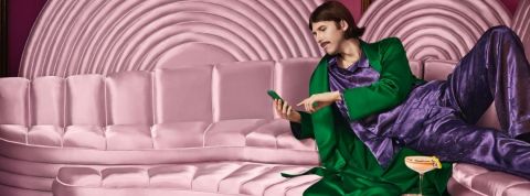 Le boom des applications de paiement fractionné Un homme sur un canapé en satin rose