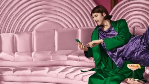 Un homme sur un canapé en satin rose