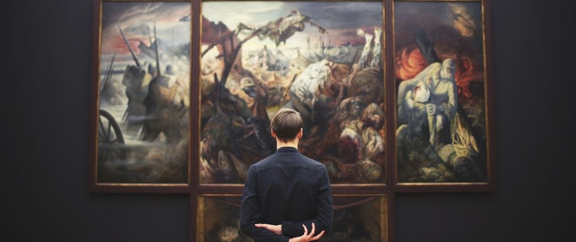 Le Parisien publie un nouvel hors-série : Petits musées, grandes histoires et invite les lecteurs à un voyage culturel et intemporel Homme de dos devant un tableau dans un musée