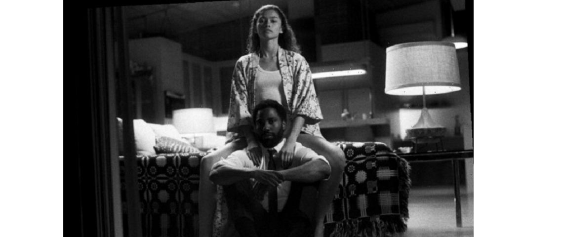 Pour la sortie du film Malcolm & Marie, Netflix lance une série de podcasts sur l’amour et le couple avec love story Femme assise au bord du lit, avec un homme devant, assis au sol