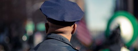 Comment la police américaine se cache derrière l'algorithme anti-copyright d'Instagram Un policier américain de dos