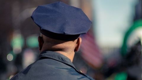 Un policier américain de dos