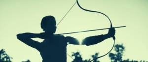 Ombre d'une femme qui fait du tir à l'arc