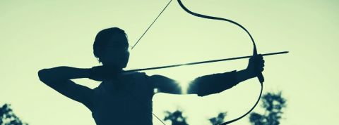 Trois chiffres sur l'application Robinhood Ombre d'une femme qui fait du tir à l'arc