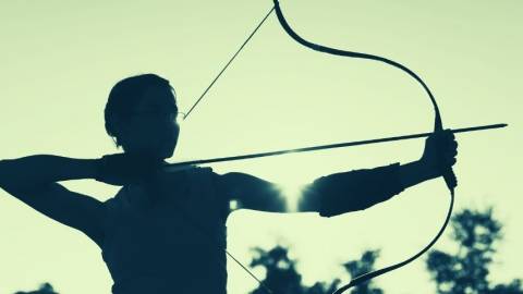 Ombre d'une femme qui fait du tir à l'arc