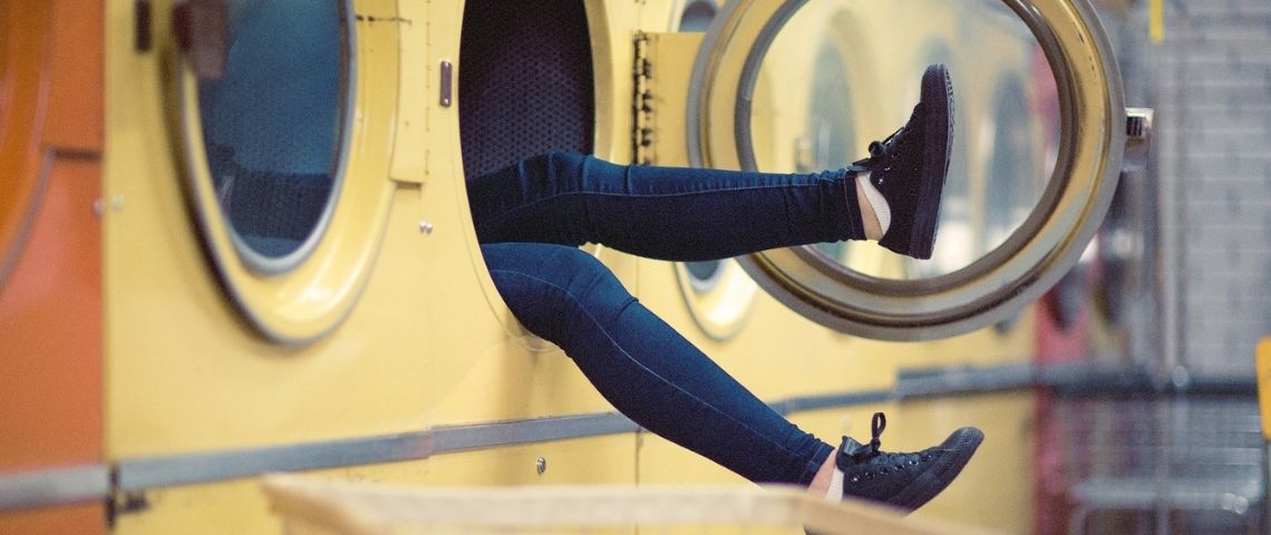Pour contribuer à la réparabilité des appareils d’électroménager, l’entreprise SDS remet des milliers de pièces détachées d’électroménager en circulation grâce à une marketplace mutualisée. Jeune femme assise dans une machine à laver, laissant dépasser ses 2 jambes