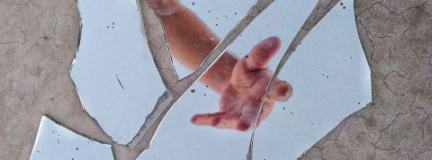 Interview de France Ortelli Une main dans un miroir cassé