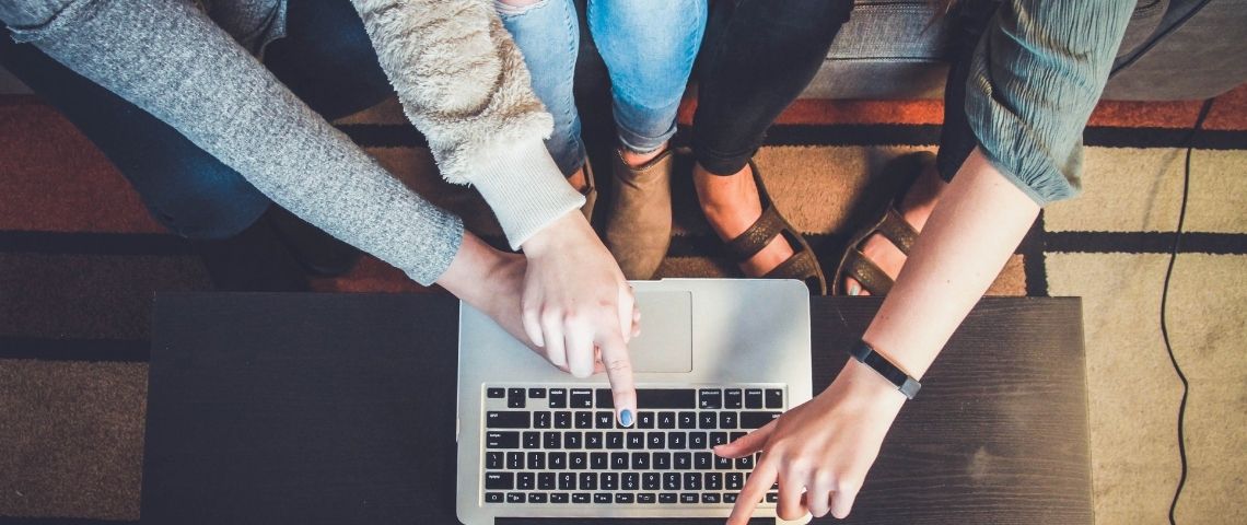 Startup For Teens est un événement gratuit à destination des collégiens et des lycéens qui a pour objectif de leur faire découvrir les carrières du numérique Jeunes gens devant un ordinateur