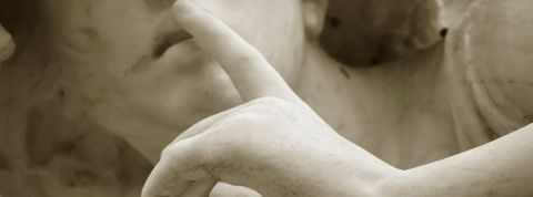 Fanny Lederlin parle de balancetonagency Une statue grecque faisant chut