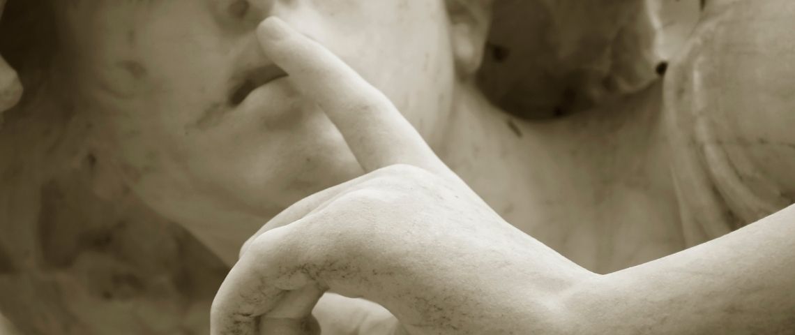 Fanny Lederlin parle de balancetonagency Une statue grecque faisant chut