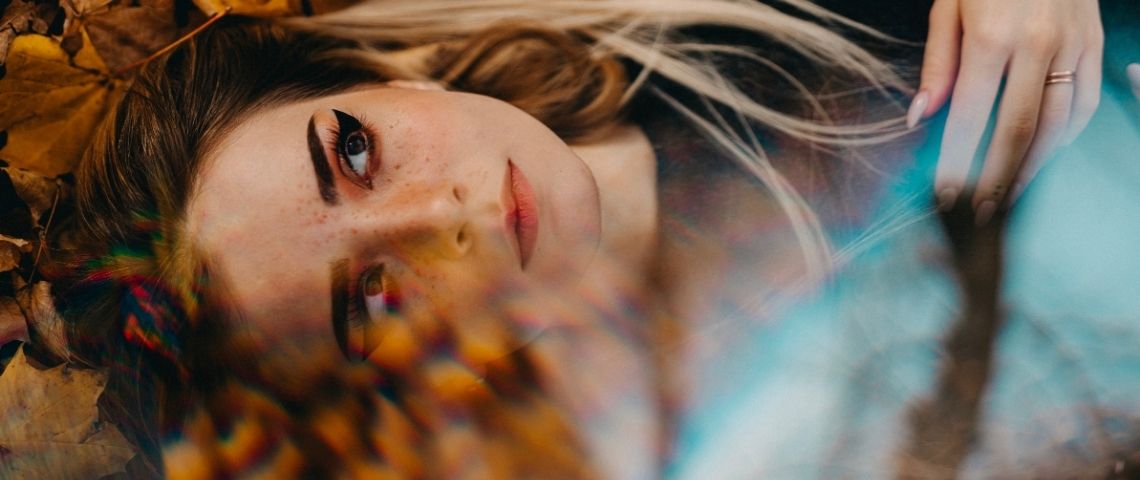 Comment les marques peuvent se lancer sur TikTok en 2021 ? Une femme allongée dans l'herbe