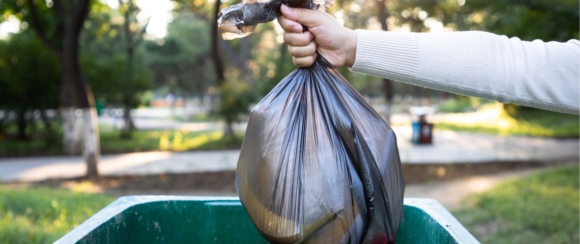 Too Good To Go, l’application de lutte contre le gaspillage alimentaire, lance une pétition pour soutenir la proposition de loi du Député Guillaume Garot et faire du gaspillage alimentaire la grande cause nationale de 2021 Personne jetant un sac dans une poubelle
