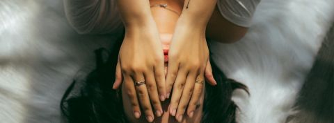 Antony-Tran femme sur son lit, mains sur les yeux