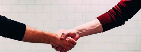 Grands groupes et start-up : les recettes d'une relation solide Serrer la main, poignée de mains, mains, business