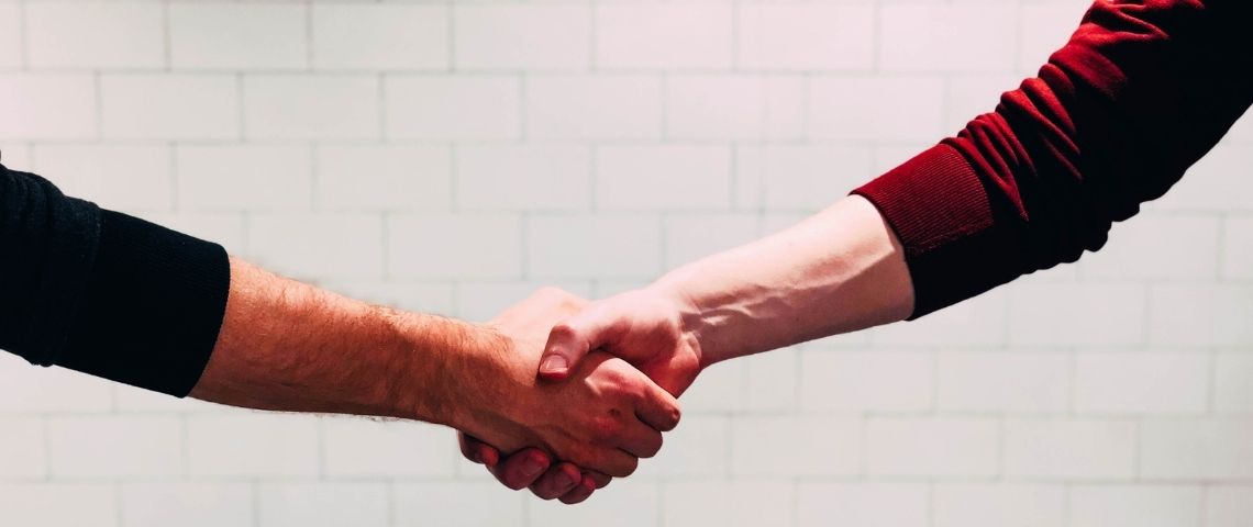 Grands groupes et start-up : les recettes d'une relation solide Serrer la main, poignée de mains, mains, business