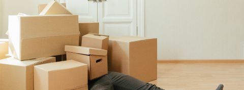 Pourquoi Vinted bloque ses meilleures vendeuses et vendeurs ? Une personne en dessous de nombreux colis