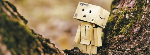 Daniel-Eledut-viaUnsplash petit personnage triste composé de cartons amazon