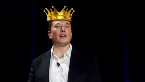 Photomontage d'Elon Musk portant une couronne
