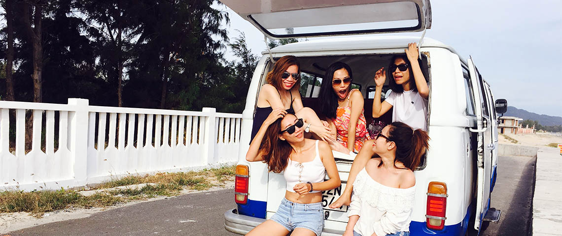 Sake-Le Filles riant assises dans le coffre d'un minibus pr§ès de la plage
