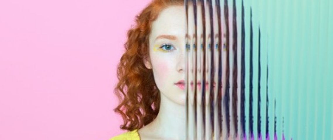 Comment les marques peuvent recréer du lien à l’épreuve du sans contact ? Visage de femme avec un mur d'eau
