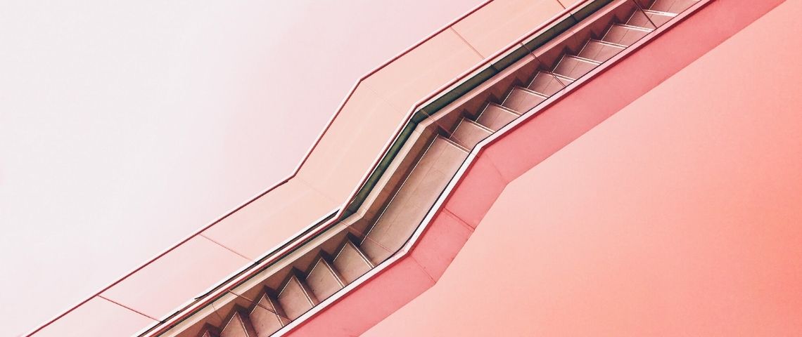 Du brand design, pas que du branding : comment structurer la personnalité de marque ? Un escalier rose