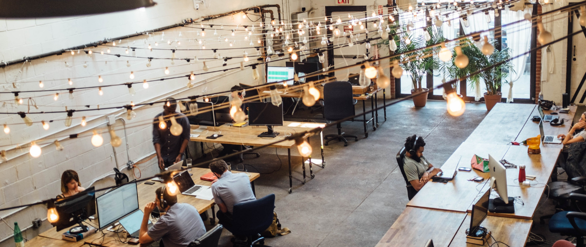 RH : quelles sont les tendances RH pour 2021 ? Des collaborateurs dans une salle de travail