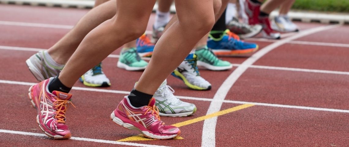 Démarche inédite dans le secteur, l'agence de communication Détroit lance Game Earth, le premier programme de contribution carbone dédié au sport professionnel. Courreurs sur la ligne de départ