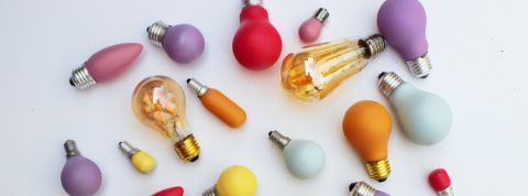 Cette intelligence artificielle promet de donner des idées en 60 secondes Des ampoules de différentes couleurs éparpillées sur un fond blanc