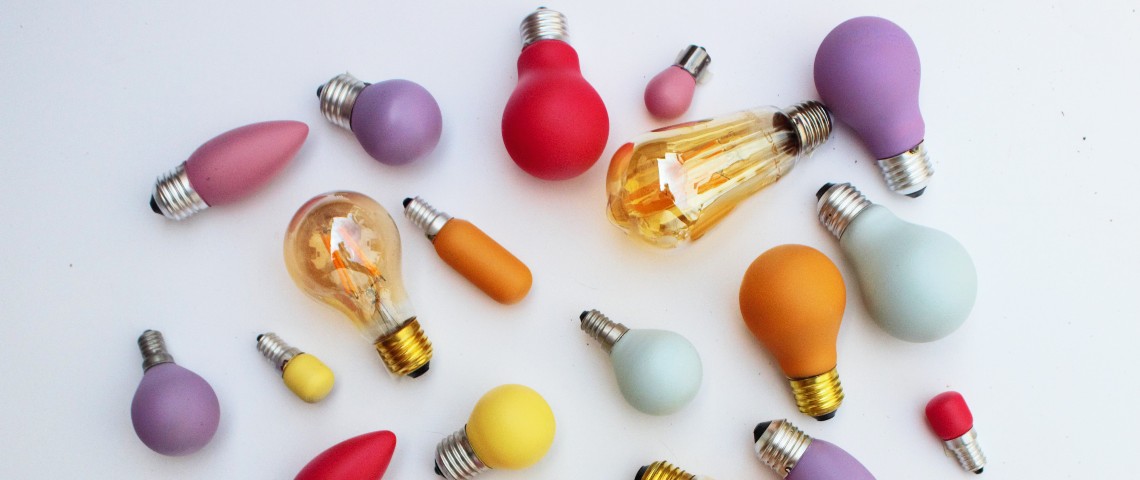 Cette intelligence artificielle promet de donner des idées en 60 secondes Des ampoules de différentes couleurs éparpillées sur un fond blanc