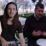 Un chat et deux hommes faisant de la musique