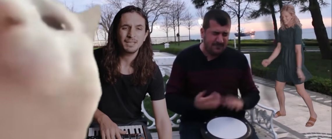 Quelles sont les tendances musicales de ce début d'année ? Un chat et deux hommes faisant de la musique