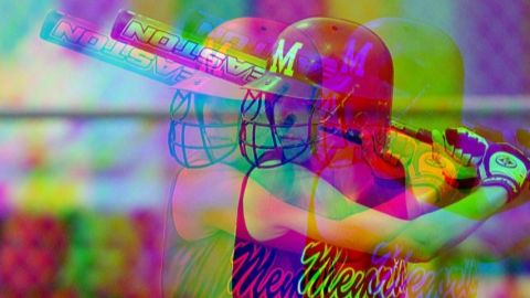 Une femme qui fait du baseball