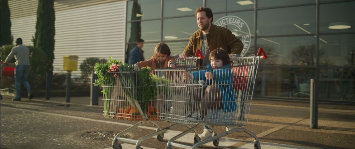 Intermarché dévoile sa dernière publicité La publicité « Et moi ? » conçue par Romance Papa sortant d'un supermaché Intermarché, avec 2 caddies, dans lesquels se trouvent un enfant qui fait mine de conduire une voiture
